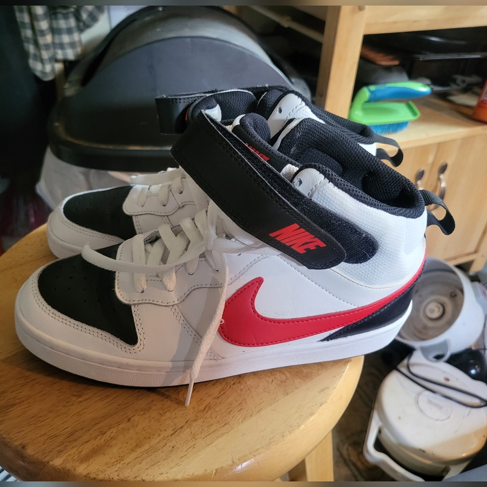 Nike Court Borough size 6Y